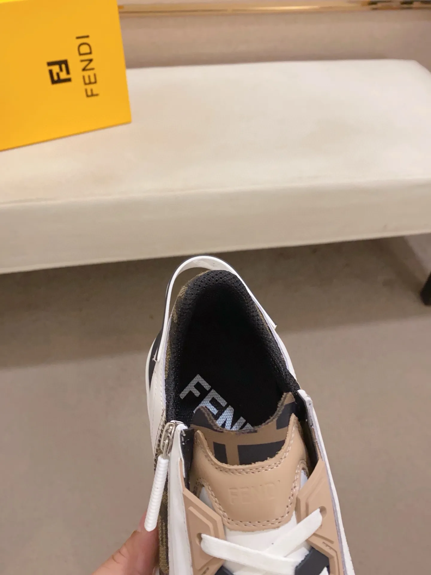 Men's shoes💰: 540💰(Higher version) [Fendi] Fendi's latest casual shoes for men! Available at counters simultaneously! A one-to-one replica of the original. Made entirely of imported top-grain calfskin, the interior is made of top-grain water-dyed cowhide, and the original factory-supplied rubber outsole. Leading new fashion concepts. Matching code: 38-44. 45 can be customized and non-returnable!